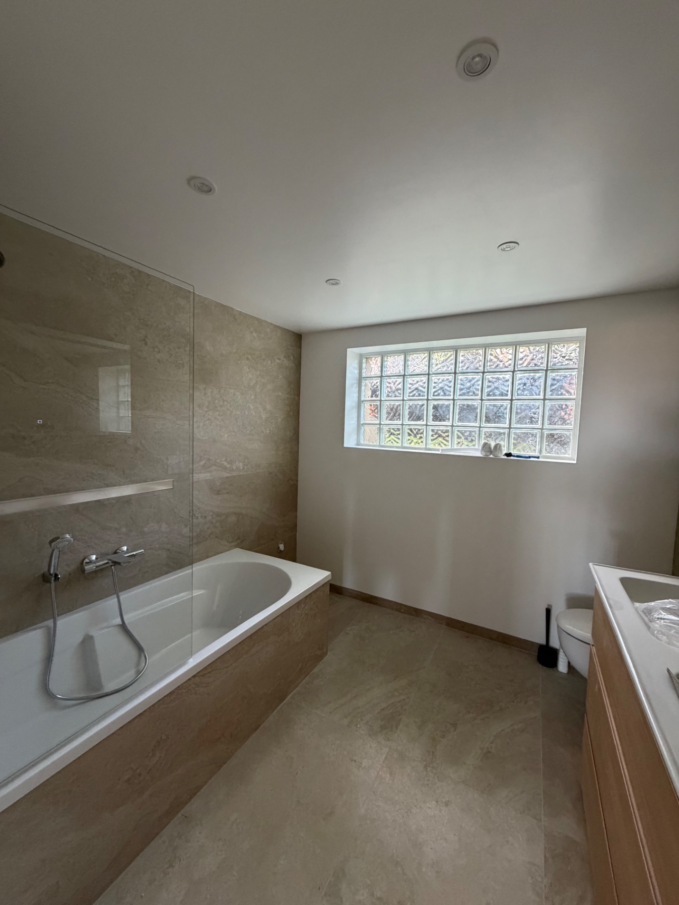 Salle de bain beige aux tons sable et chaleur méditerranéenne rénovée à Saint-Raphaël par RJM Rénovation