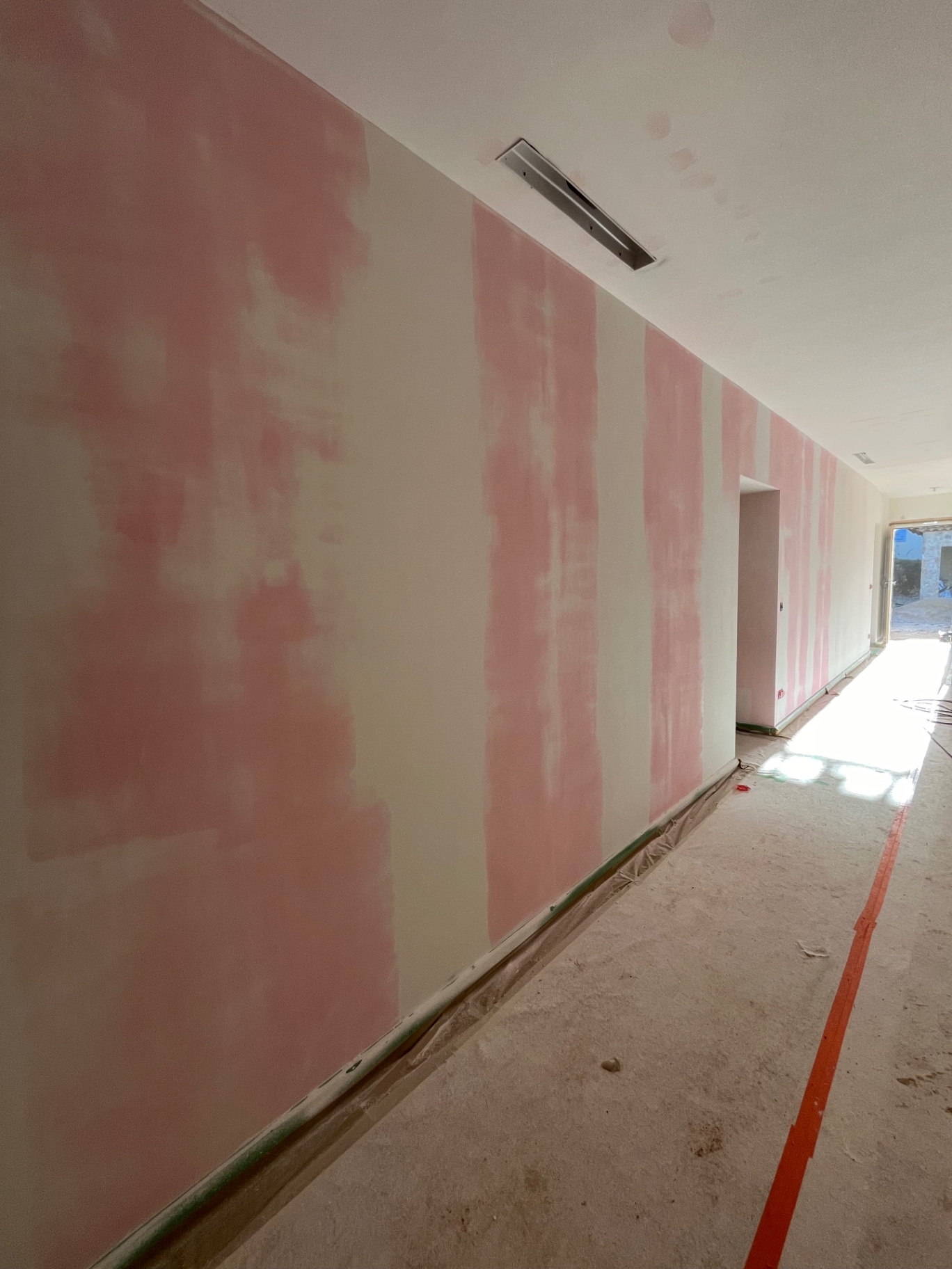 Couloir en cours de rénovation dans le Var avec bandes, enduit garnissant et enduit de lissage avant peinture