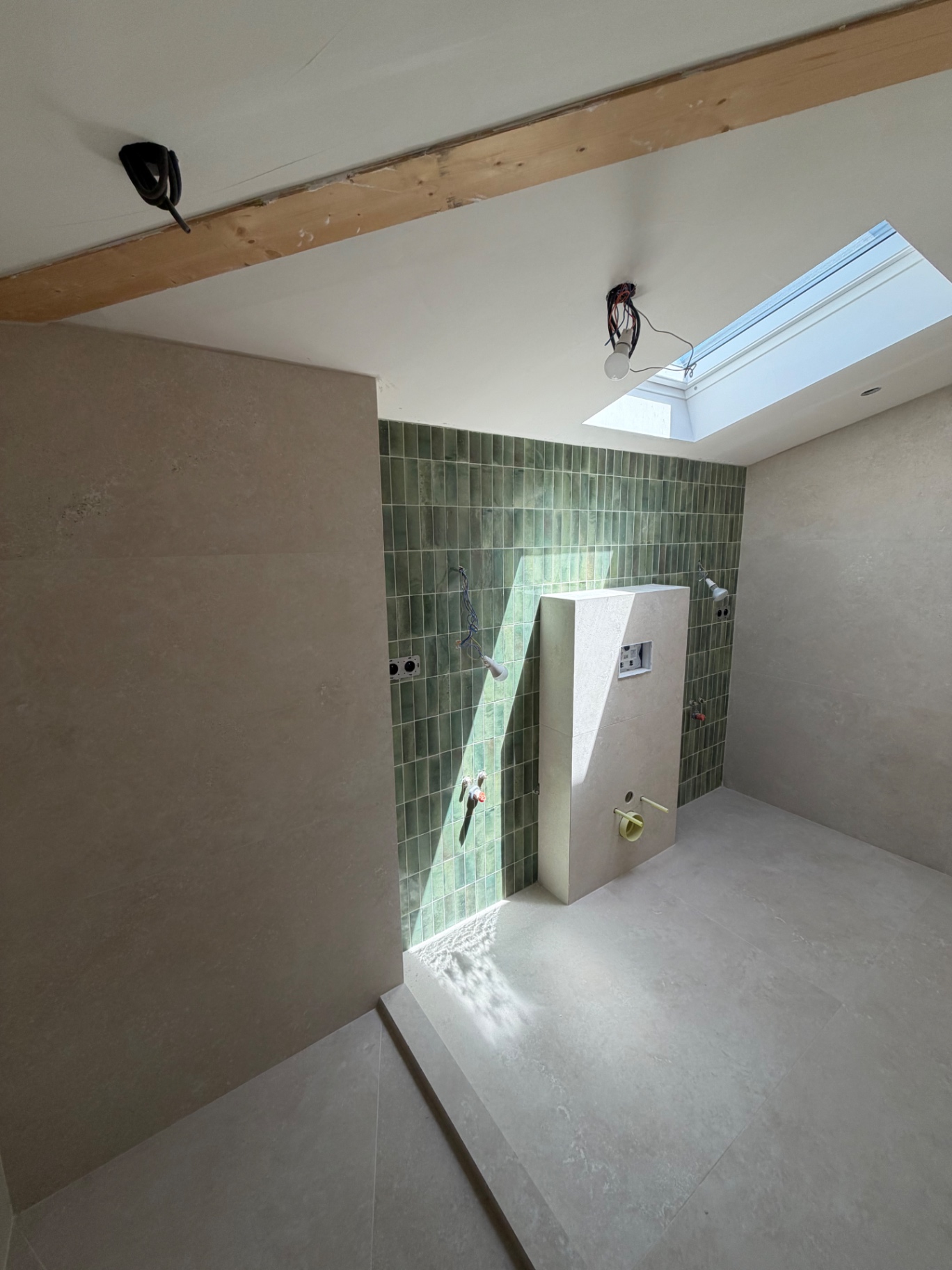 Faïence verte sur-mesure posée dans une salle de bain à Fréjus, jeu de lumière et de matière par RJM Rénovation