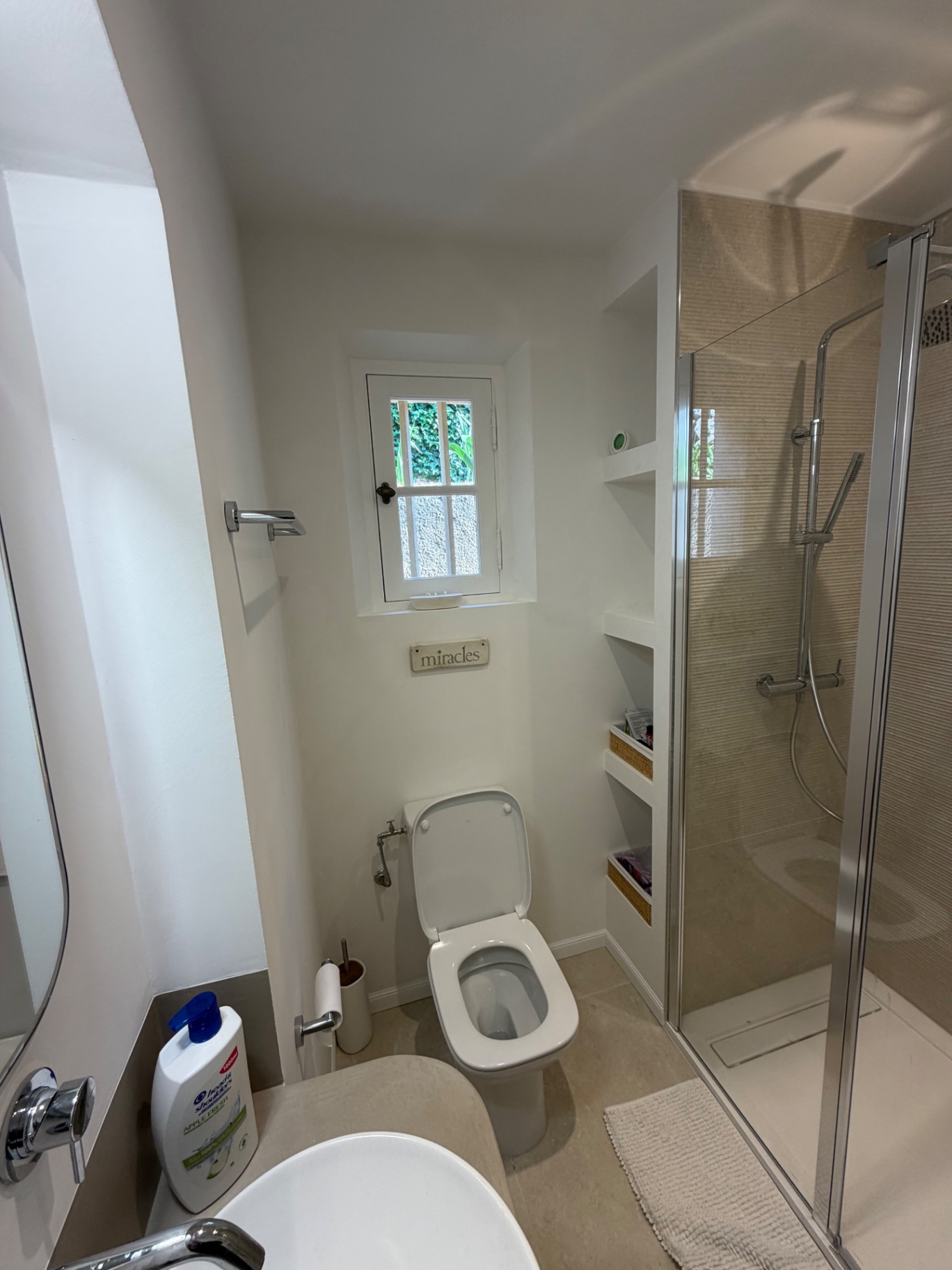 Salle de bain blanche rénovée à Fréjus avec carrelage grand format et lignes épurées par RJM Rénovation