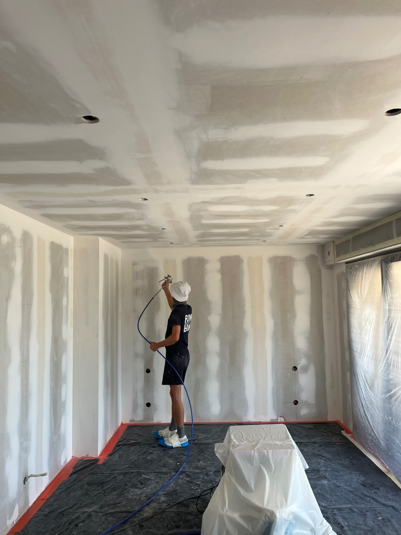 Application de peinture intérieure au pistolet airless pour un voile régulier sur murs et plafonds, Var
