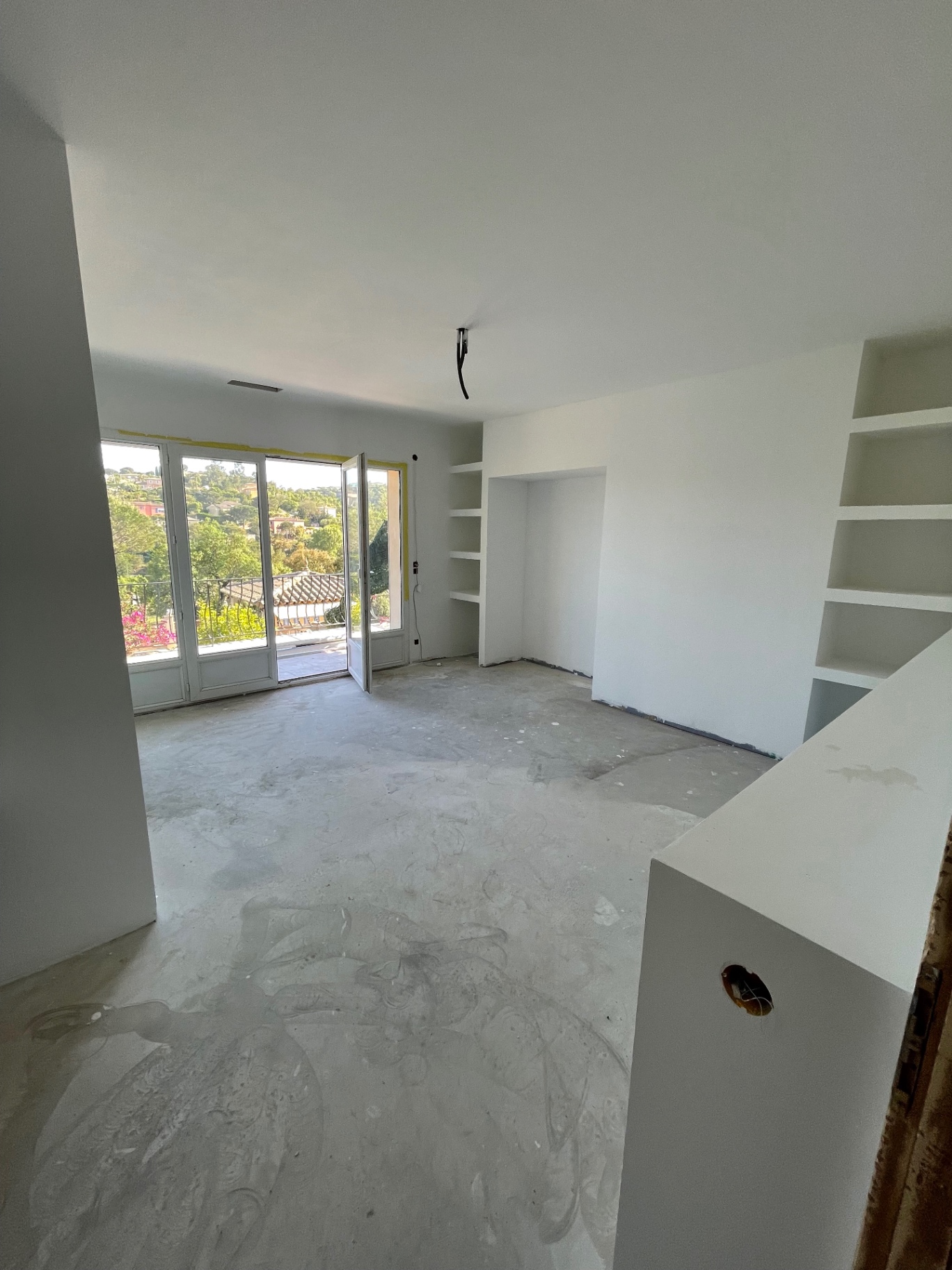 Salon avec vue mer à Saint-Raphaël, enduit pelliculaire et peinture blanche satinée par RJM Rénovation